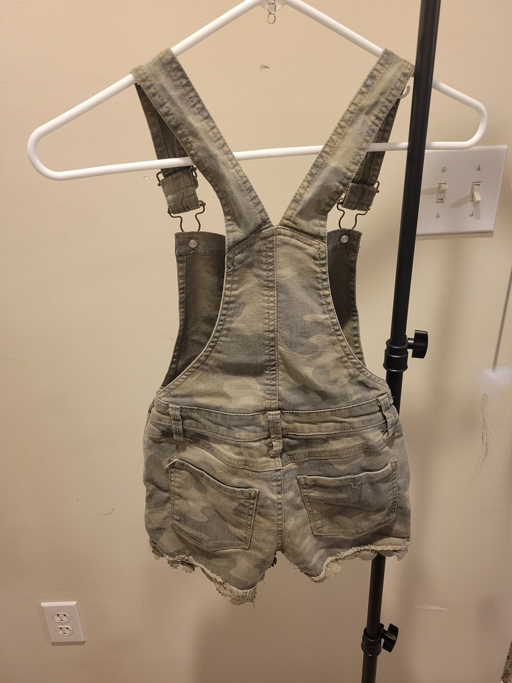 SO Camo Short Overalls in Olive Green - Picture 5 of 5